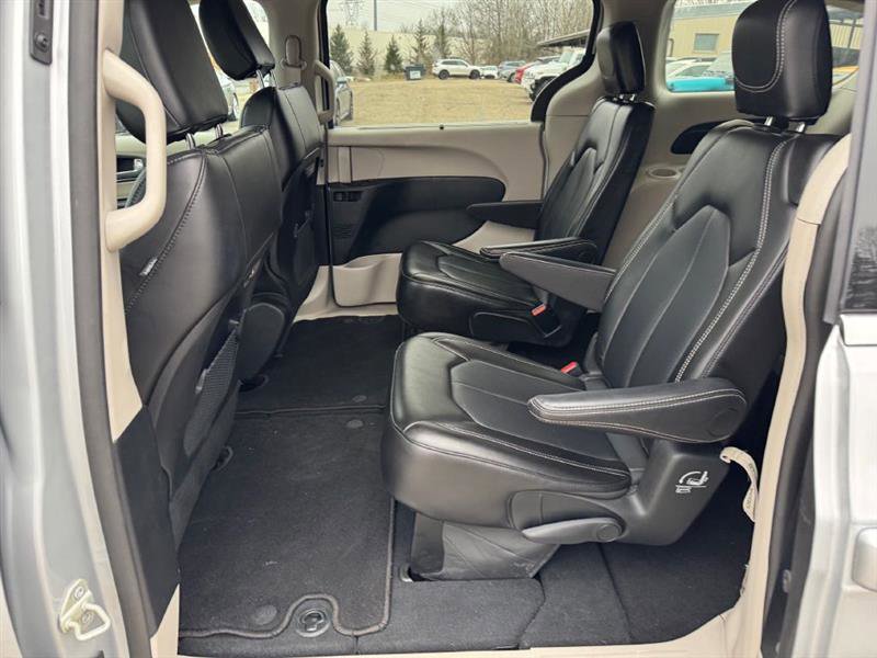Used 2024 Chrysler Pacifica Touring-L image 32