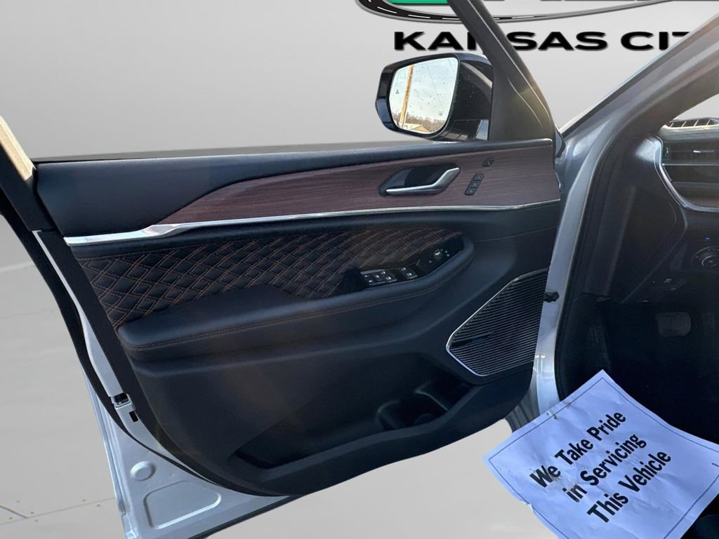 Used 2022 Jeep Grand Cherokee Summit w/ Advanced Protech Group IV image 28