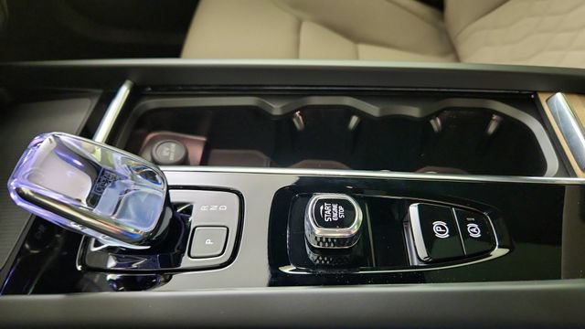 New 2026 Volvo XC60 B5 Core w/ Protection Package Premier AWD/4WD image 17