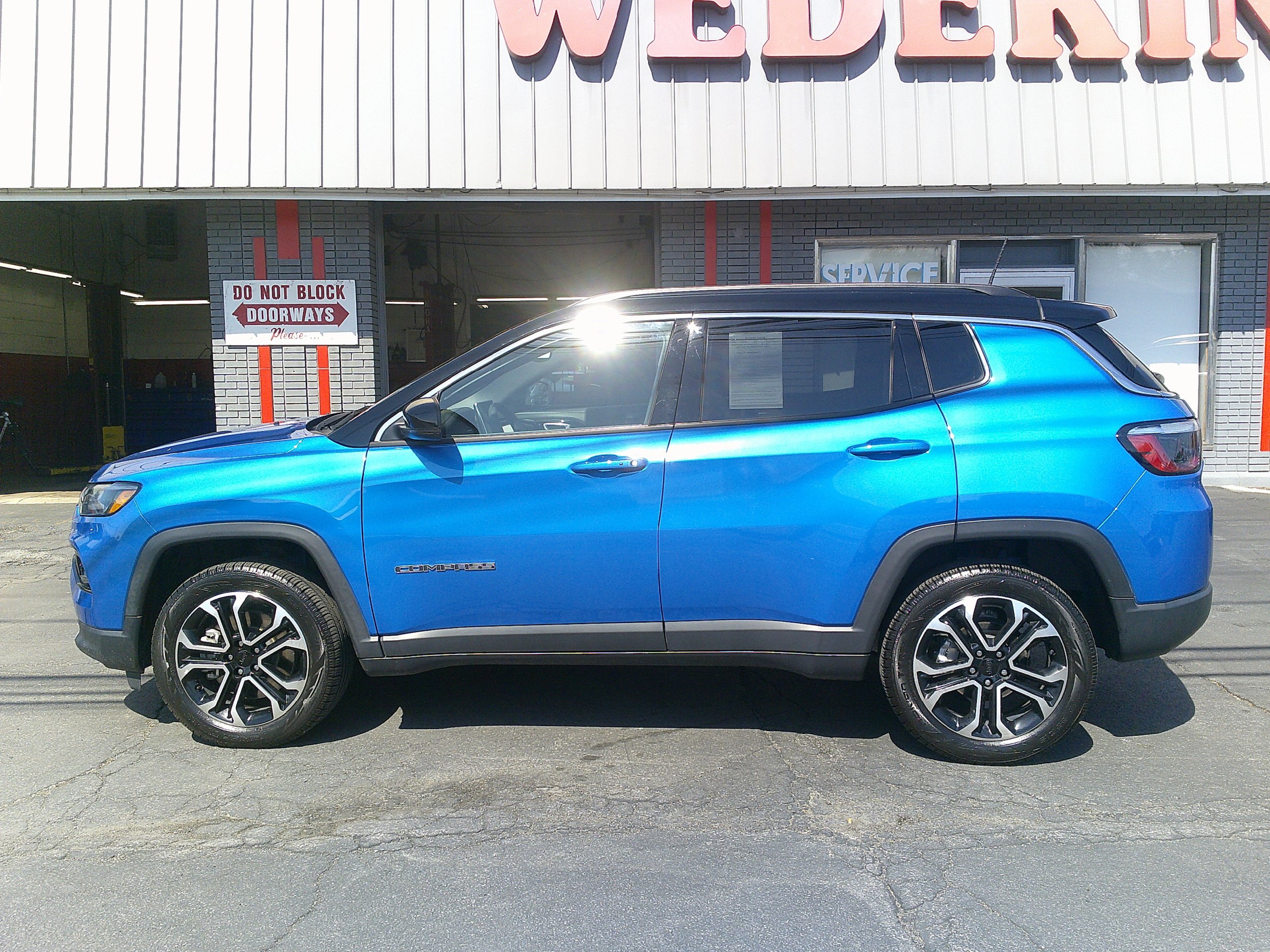 Used 2023 Jeep Compass Limited w/ Sun and Sound Group AWD/4WD image 4