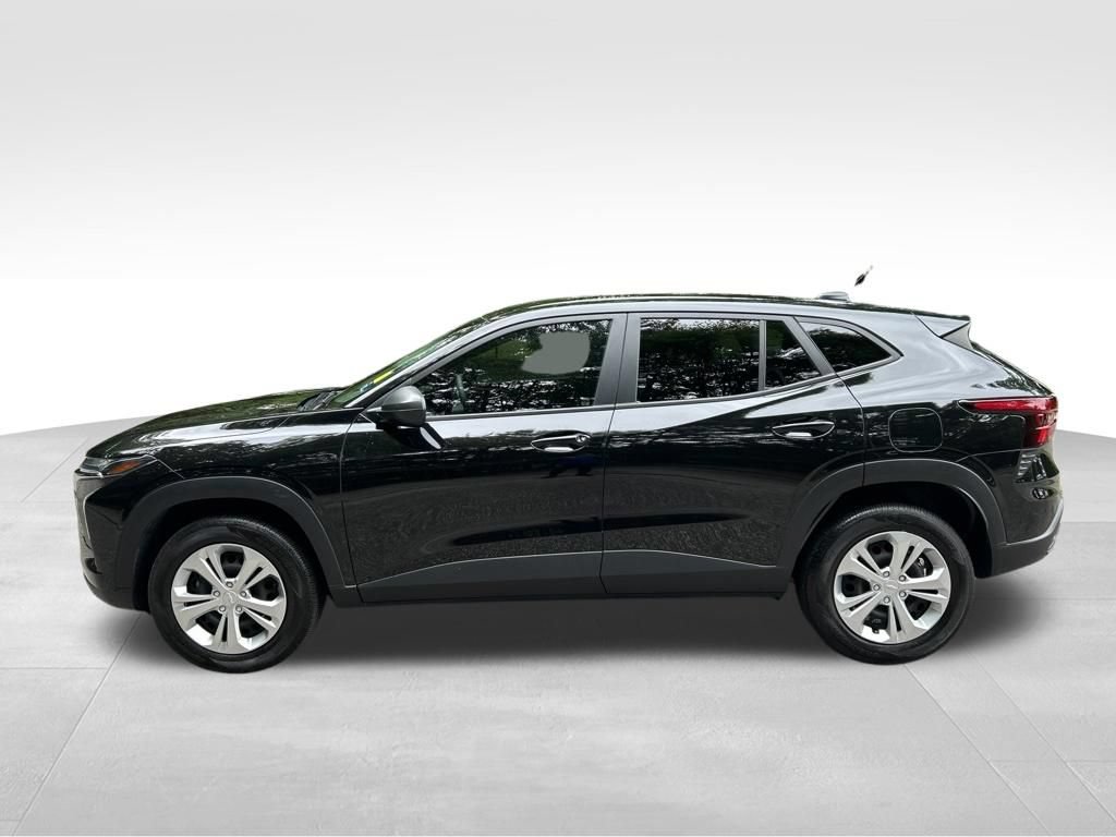 Used 2024 Chevrolet Trax LS w/ Driver Confidence Package FWD image 2