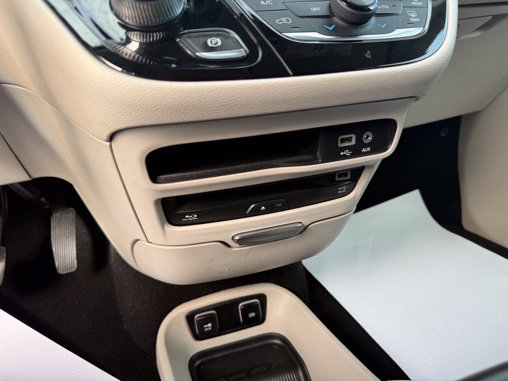 Used 2019 Chrysler Pacifica Touring-L Plus w/ Advanced Safetytec Group FWD image 40