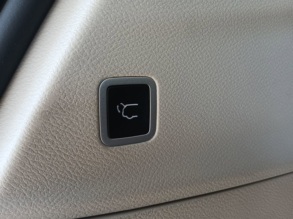 Used 2024 Chrysler Pacifica Touring-L FWD image 21