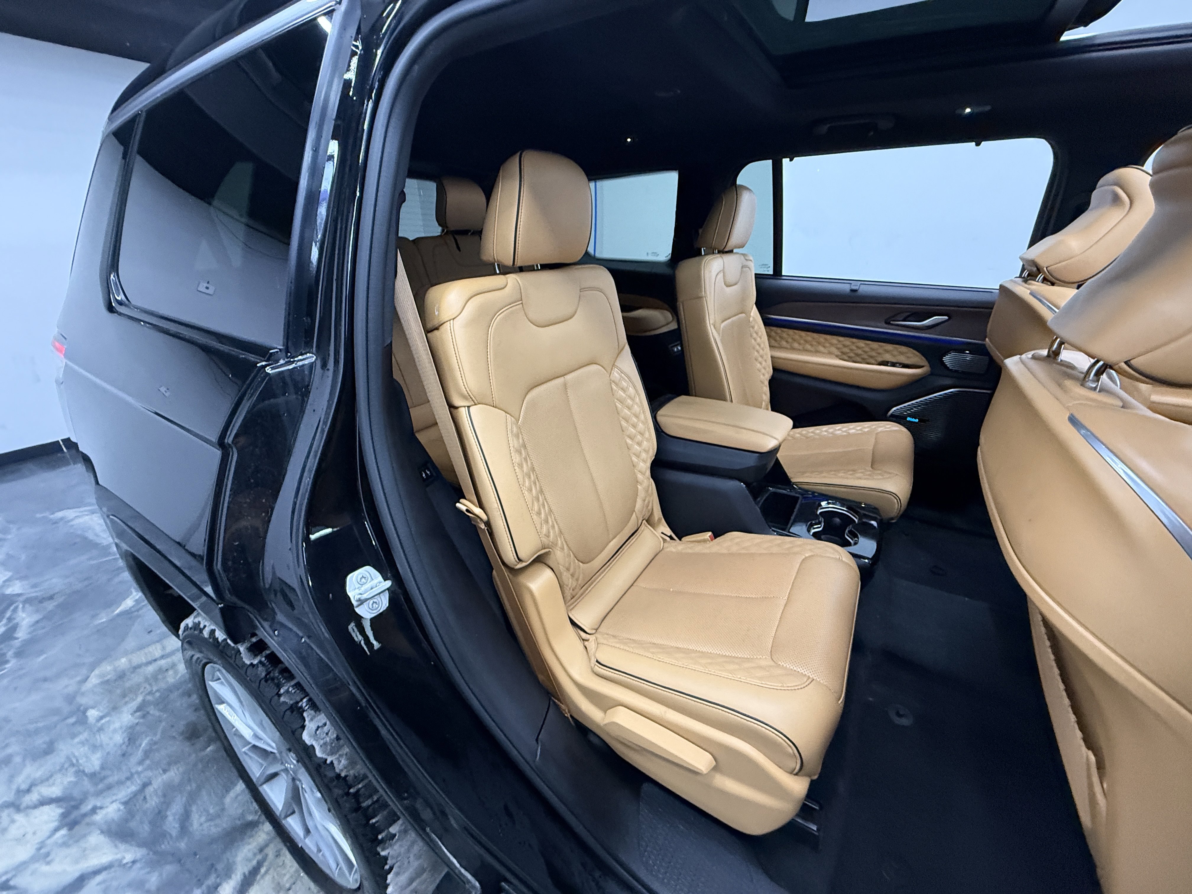 Used 2022 Jeep Grand Cherokee L Summit w/ Luxury Tech Group V image 28