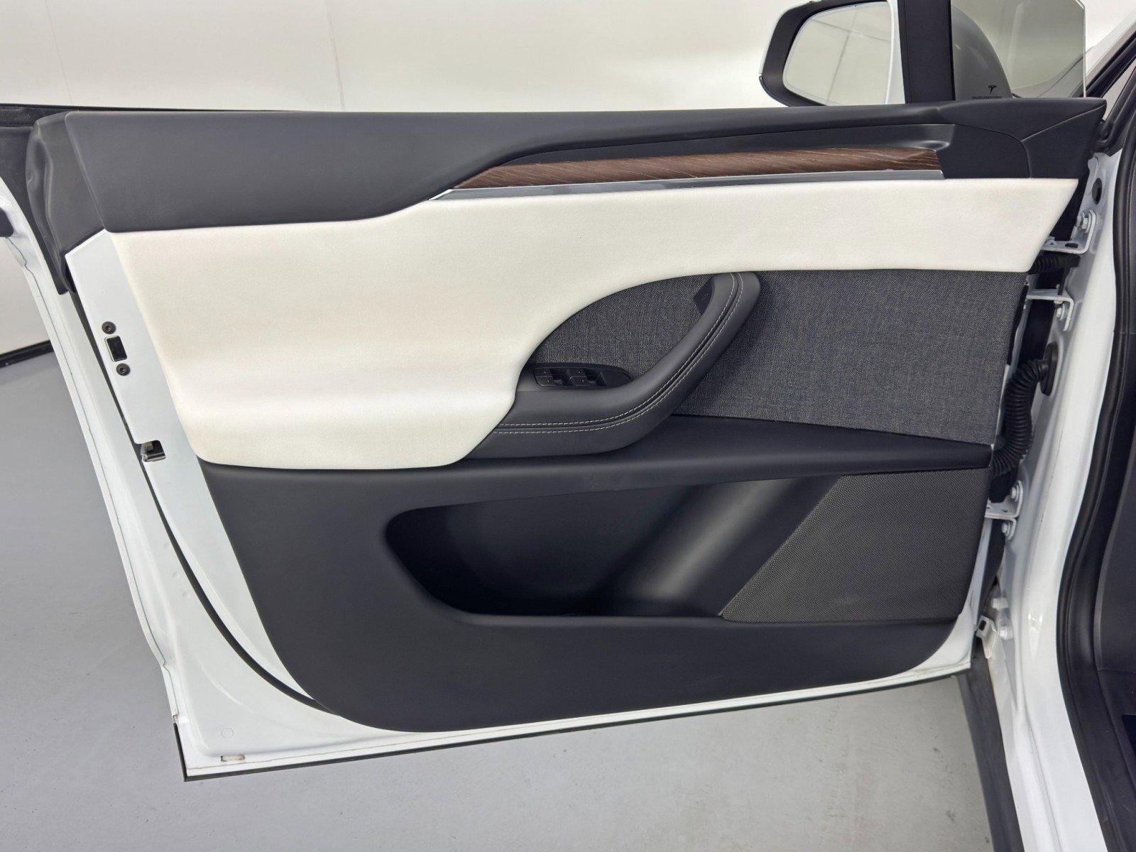 Used 2022 Tesla Model X image 49