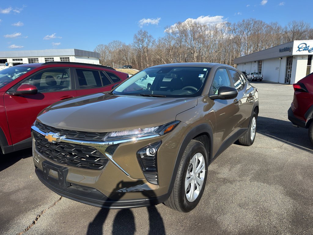 Used 2024 Chevrolet Trax LS image 1