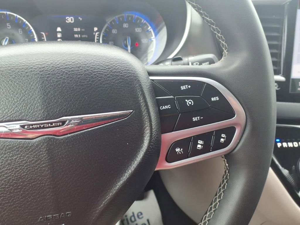 Used 2023 Chrysler Pacifica Touring-L image 16