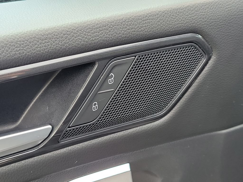 Used 2023 Volkswagen Tiguan SE w/ Panoramic Sunroof Package FWD image 18