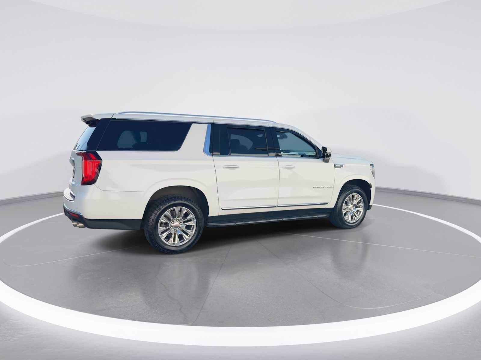 Used 2022 GMC Yukon XL Denali AWD/4WD image 8