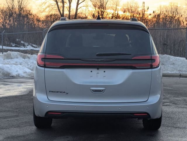 New 2026 Chrysler Pacifica Select w/ S Appearance Package image 4