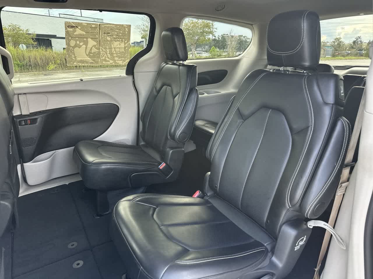 Certified 2024 Chrysler Pacifica Touring-L FWD image 19
