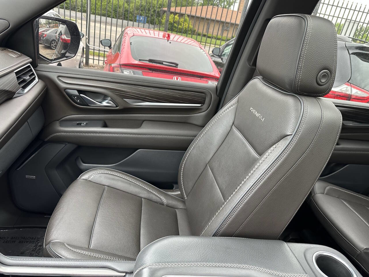 Used 2021 GMC Yukon Denali w/ Denali Premium Package image 34