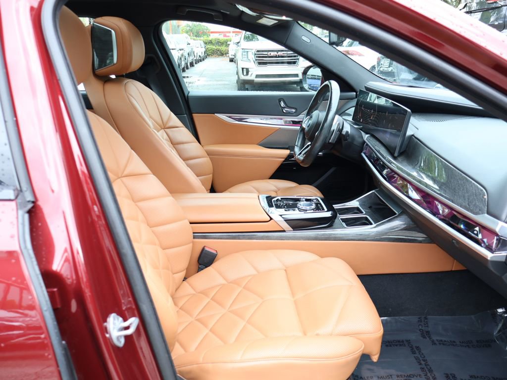 Used 2023 BMW 740i w/ Parking Assistance Package image 34