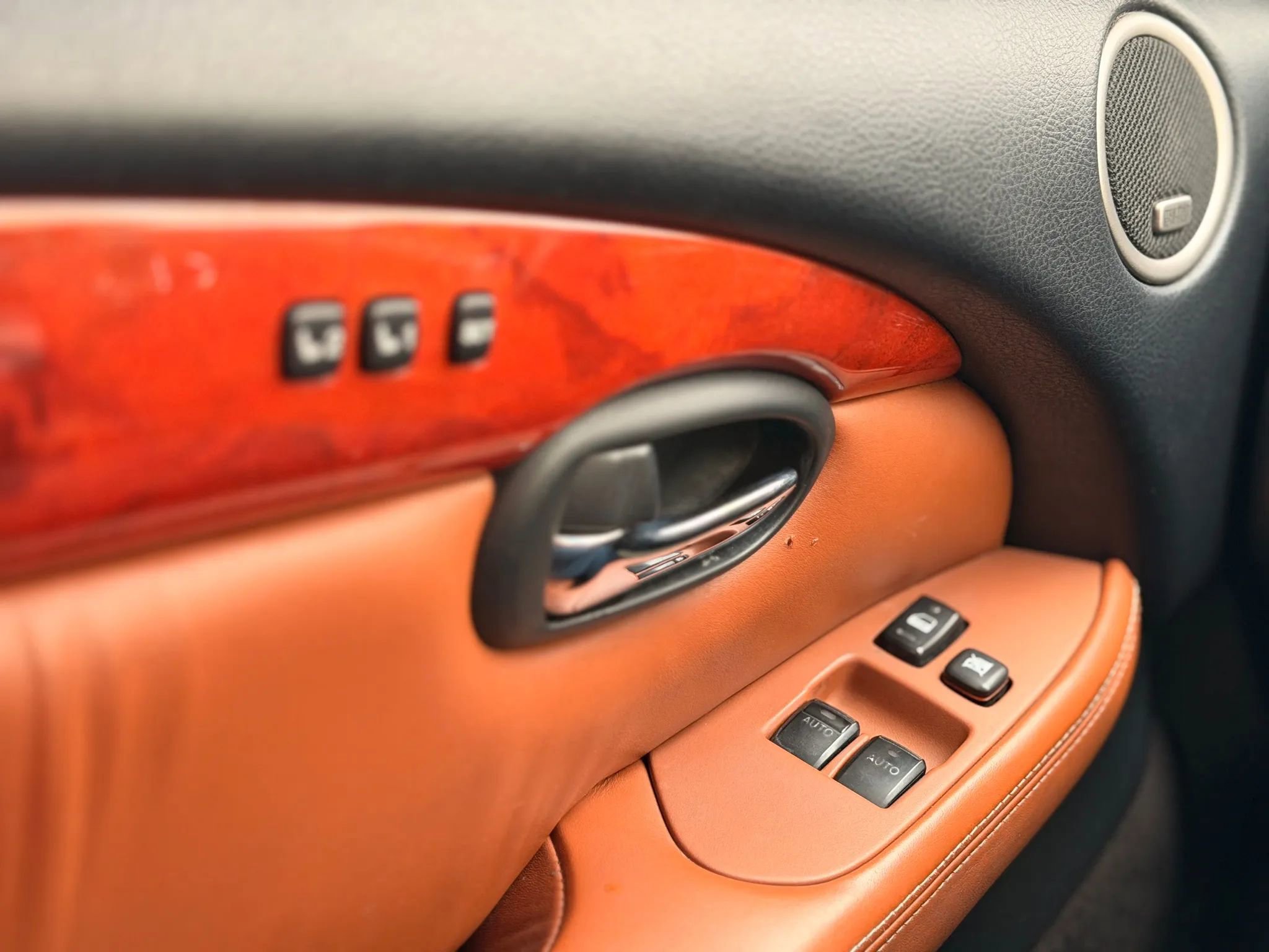 Used 2002 Lexus SC 430 Convertible image 32