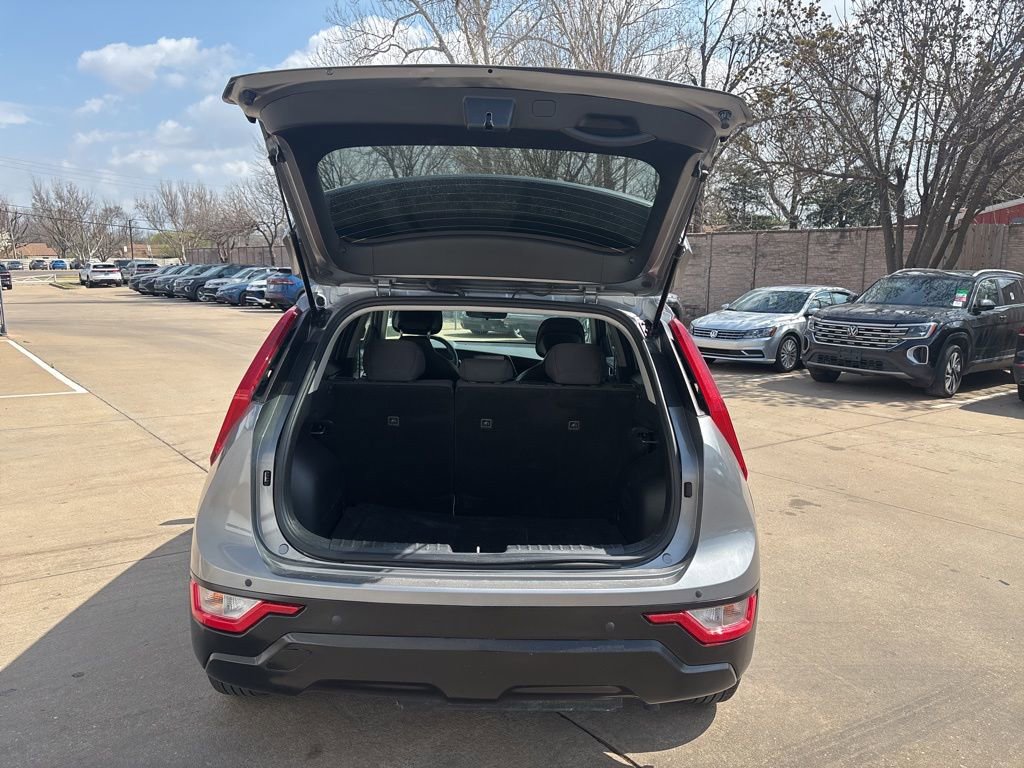 Used 2025 Kia Niro LX image 9
