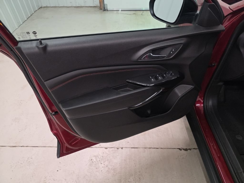 Used 2025 Chevrolet Trax RS w/ Sunroof Package FWD image 11