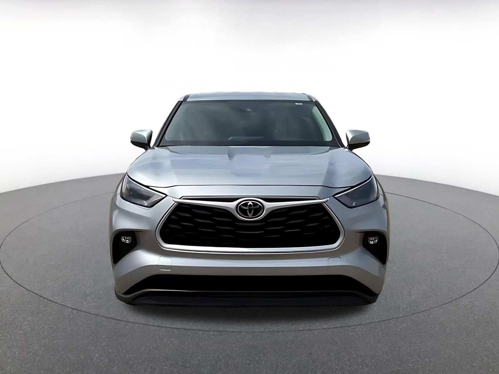 Used 2025 Toyota Highlander LE image 4