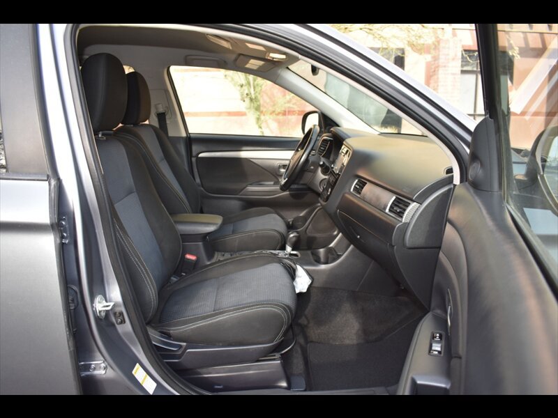 Used 2016 Mitsubishi Outlander SE FWD image 30