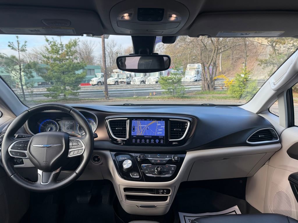 Used 2017 Chrysler Pacifica Touring-L image 25