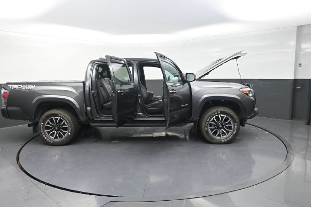 Used 2020 Toyota Tacoma TRD Sport w/ TRD Premium Sport Package AWD/4WD image 37