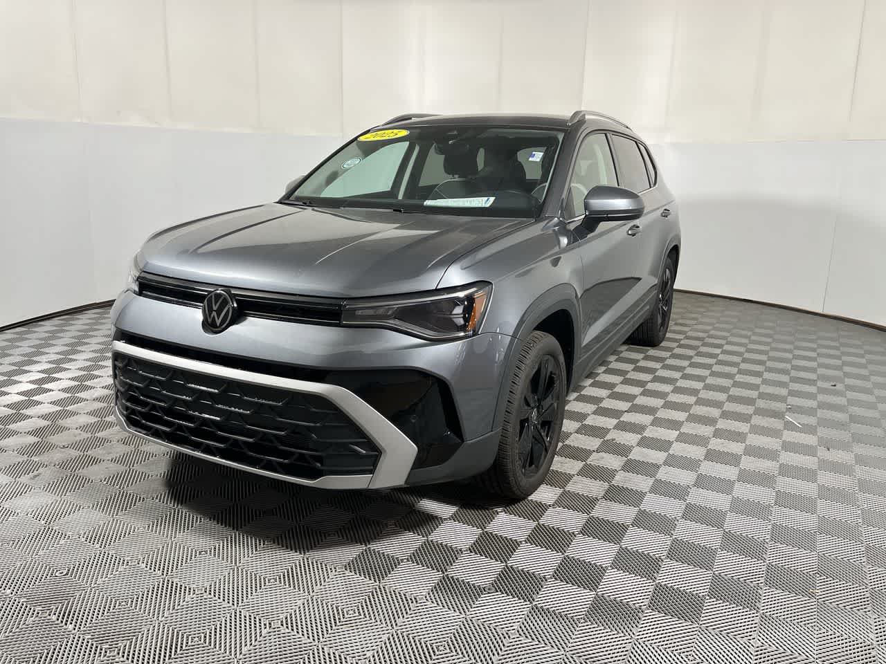 Used 2025 Volkswagen Taos SE w/ Black Wheel Package FWD image 4