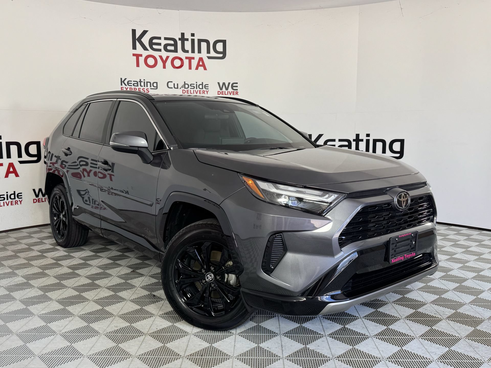Used 2025 Toyota RAV4 SE w/ Convenience Package AWD/4WD image 2