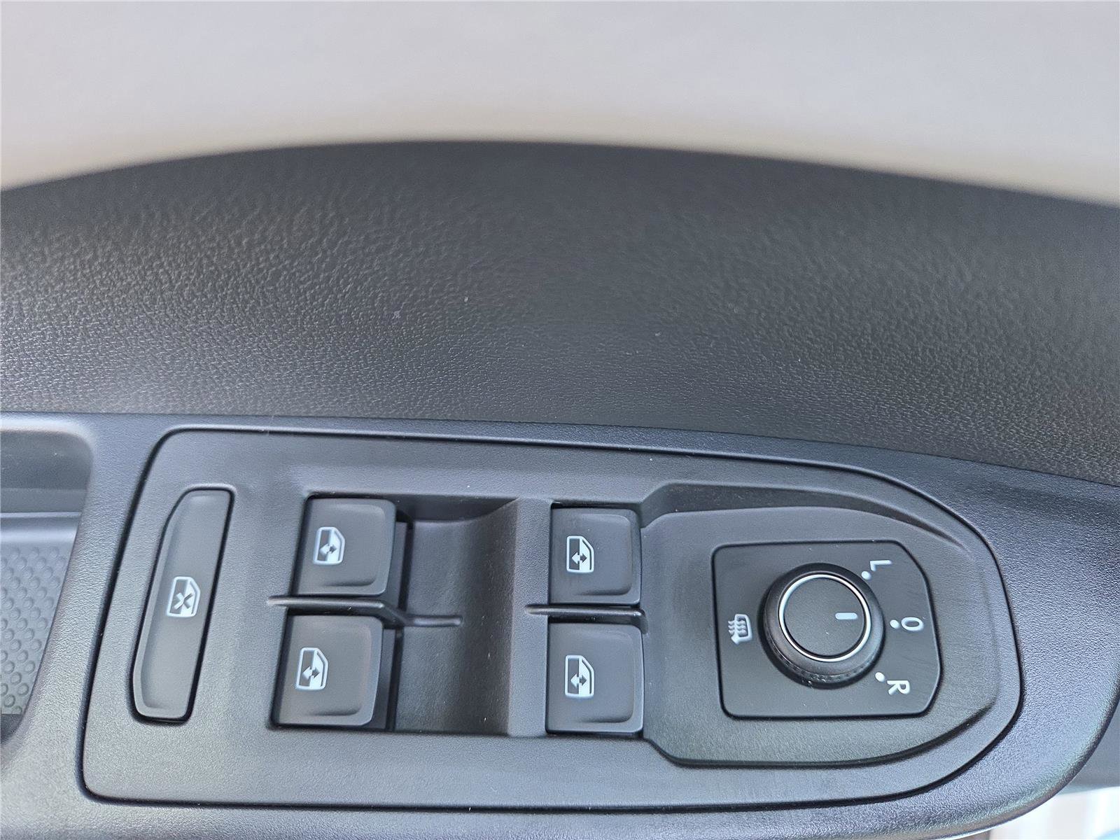 New 2026 Volkswagen Taos SE image 12
