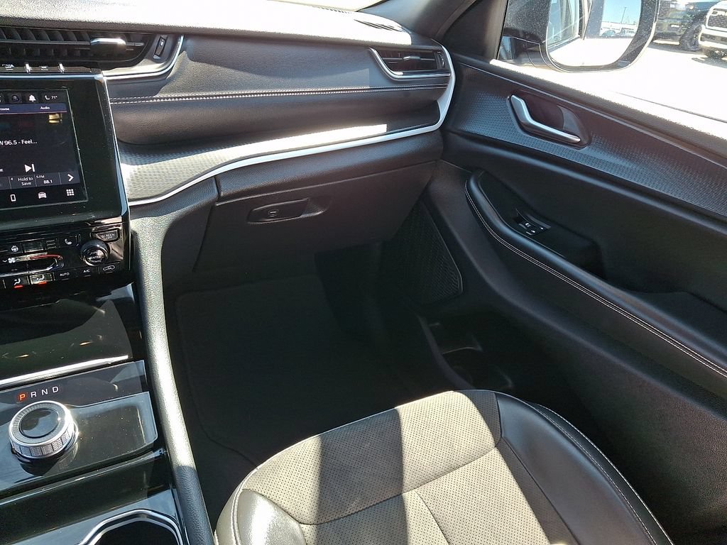 Used 2023 Jeep Grand Cherokee Altitude AWD/4WD image 17