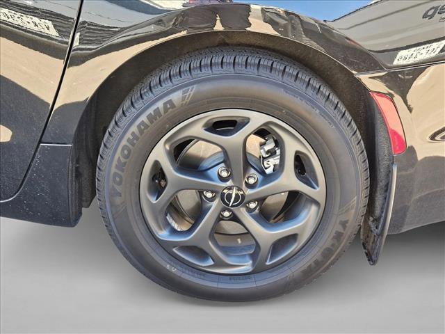 Used 2021 Chrysler Pacifica Limited w/ Uconnect Theater Family Group image 25