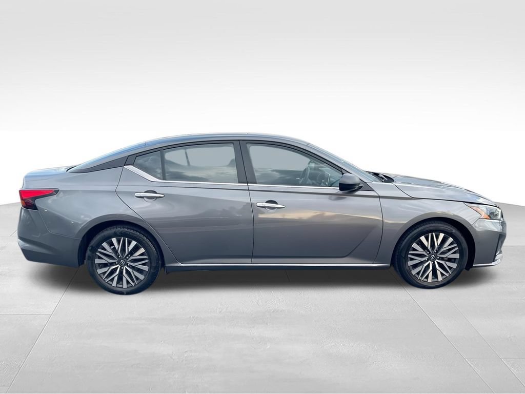 Used 2024 Nissan Altima 2.5 SV FWD image 9