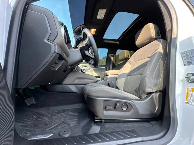 Used 2024 Chevrolet Colorado ZR2 w/ Technology Package AWD/4WD image 11