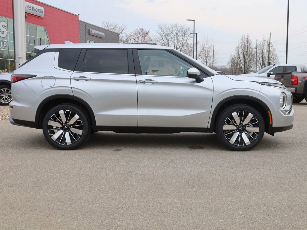 New 2025 Mitsubishi Outlander SE image 11