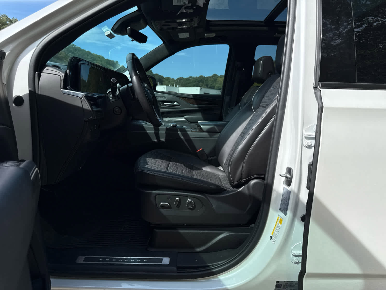 Used 2023 Cadillac Escalade Sport Platinum w/ LPO, ONYX Package image 10