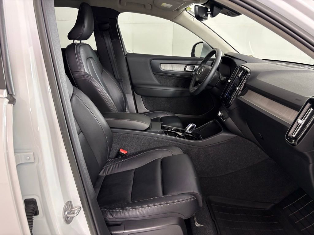 Used 2023 Volvo XC40 B5 Ultimate w/ Protection Package Premier image 41
