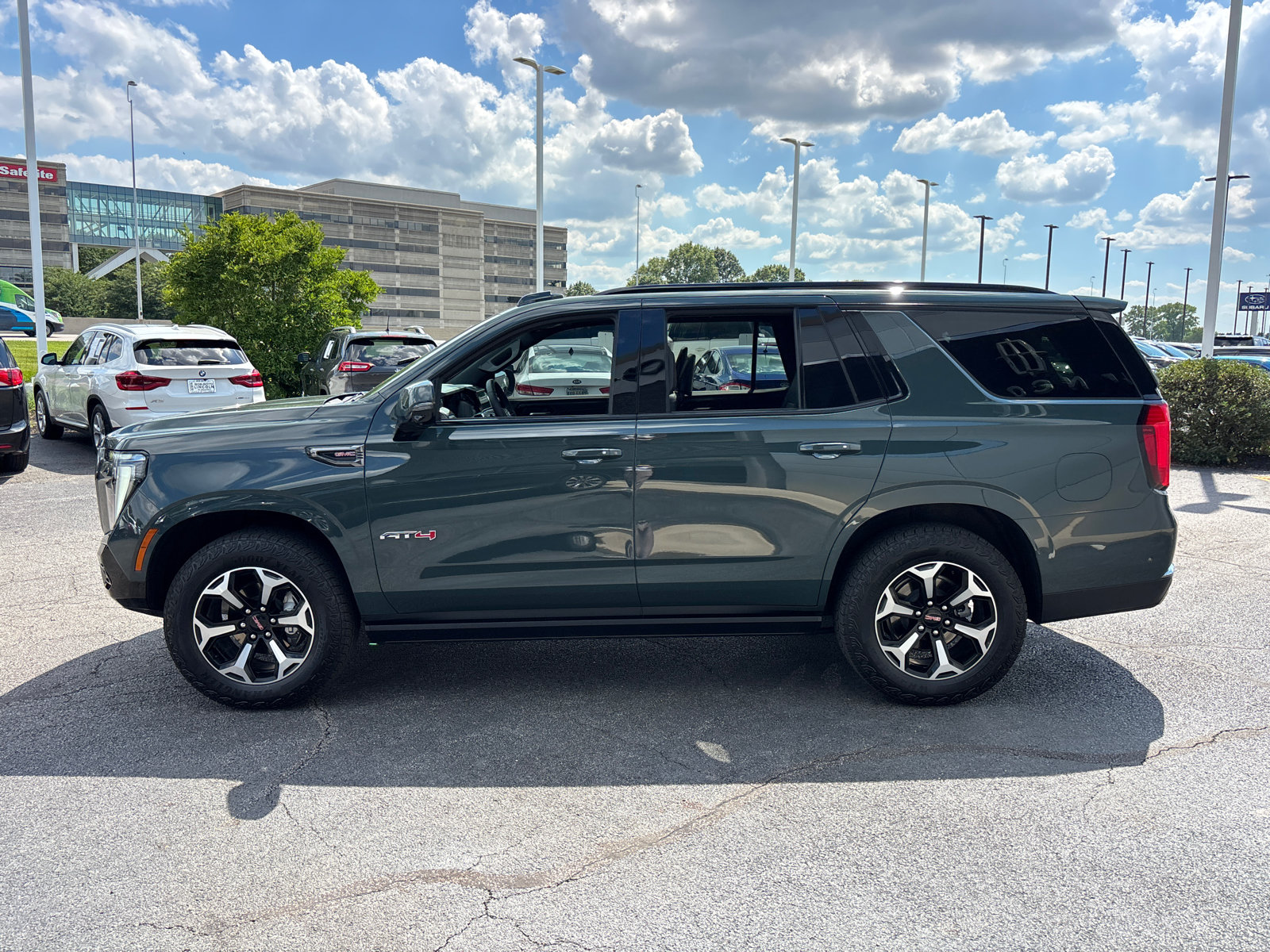 Used 2025 GMC Yukon AT4 w/ AT4 Premium Plus Package AWD/4WD image 4