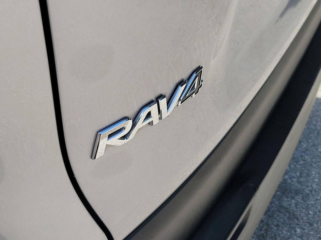 Used 2024 Toyota RAV4 LE AWD/4WD image 6