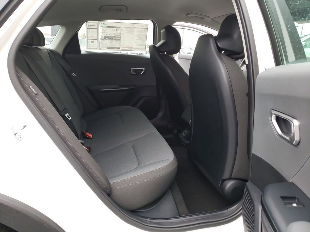 New 2025 Kia K4 LXS image 24