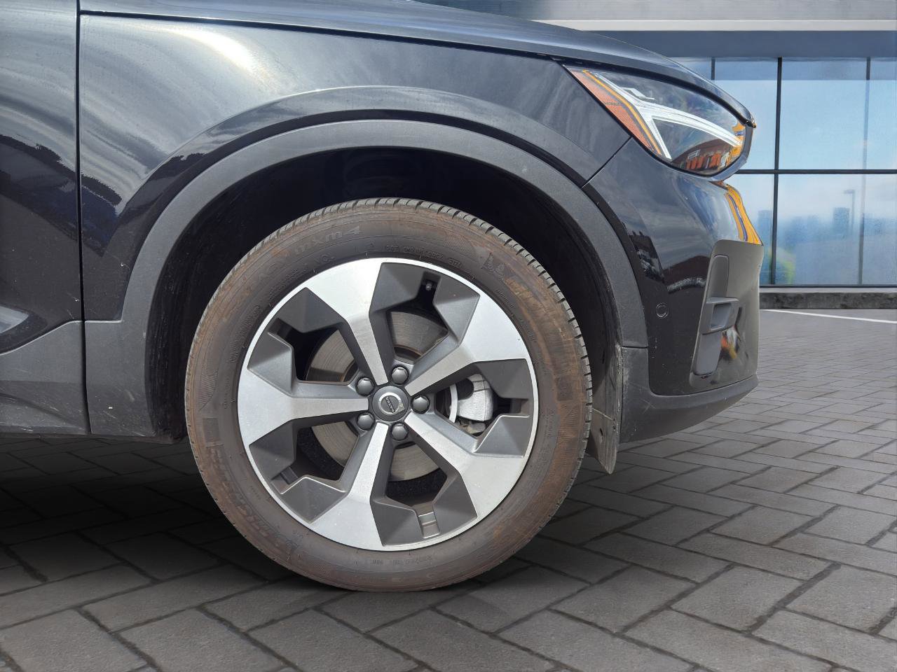 Used 2025 Volvo XC40 B5 Plus image 24