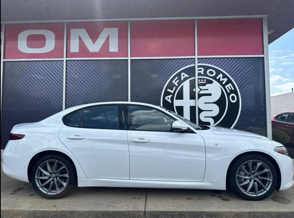 Used 2022 Alfa Romeo Giulia Ti AWD/4WD image 4