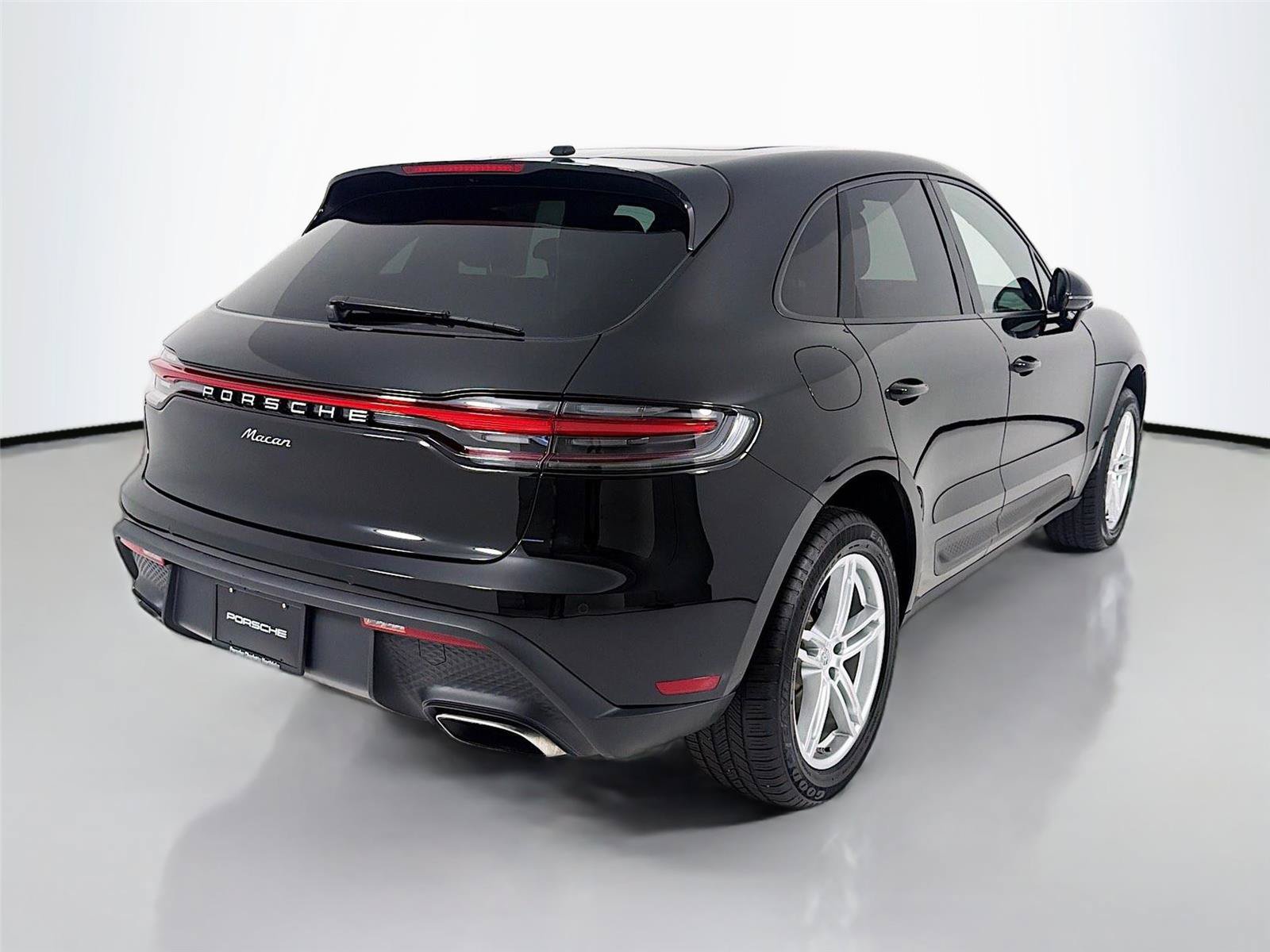 Certified 2023 Porsche Macan AWD/4WD image 26