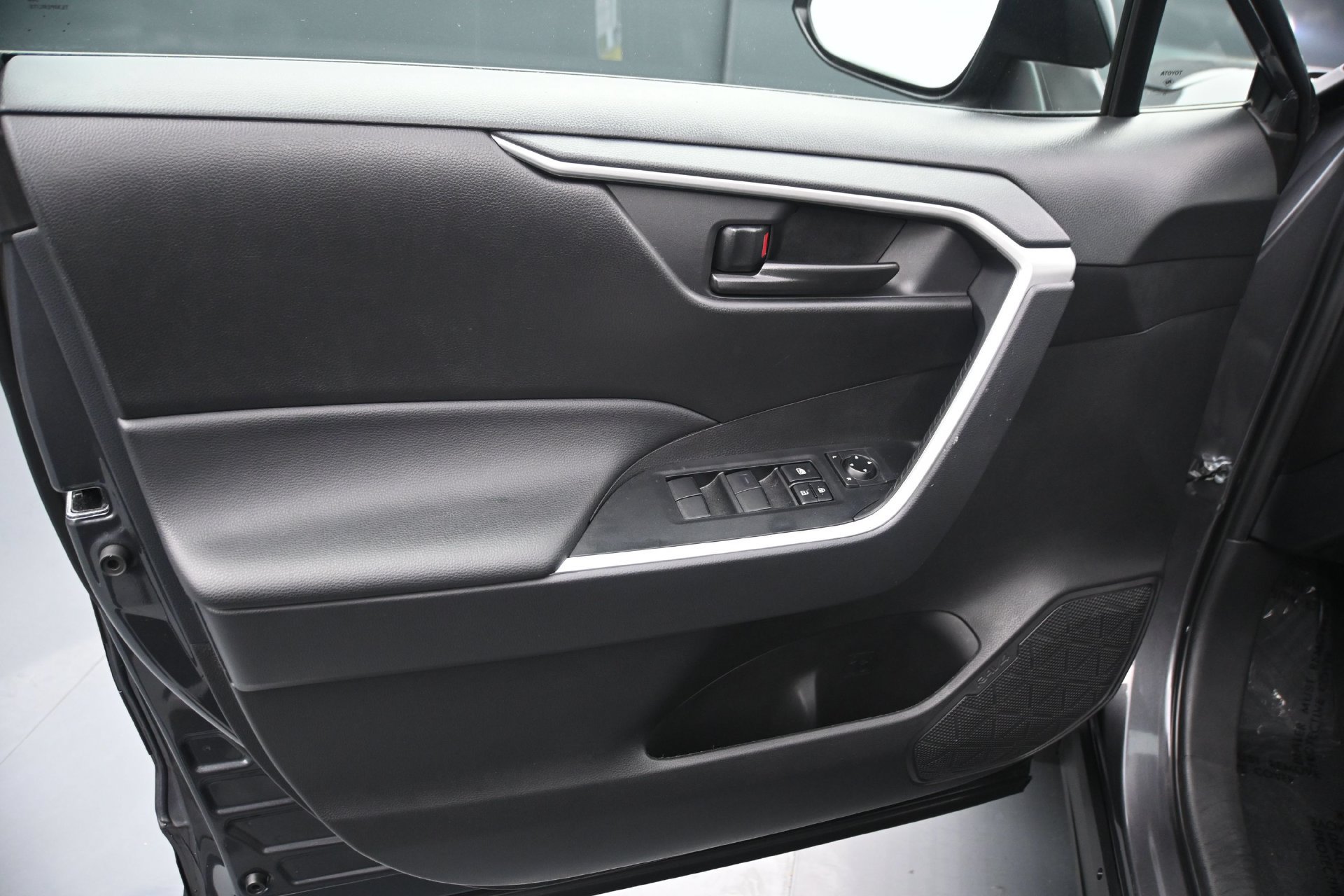 Used 2024 Toyota RAV4 LE AWD/4WD image 17