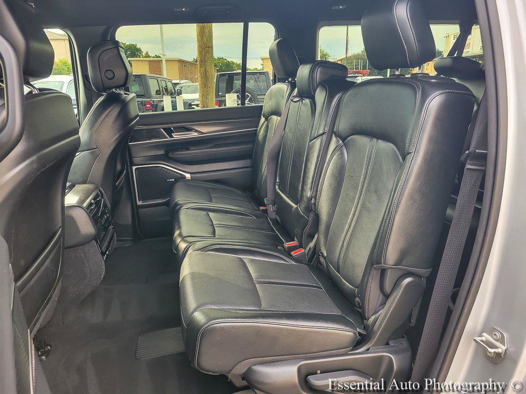 Certified 2024 Jeep Wagoneer L Series II w/ Flexible Seating Group RWD image 18