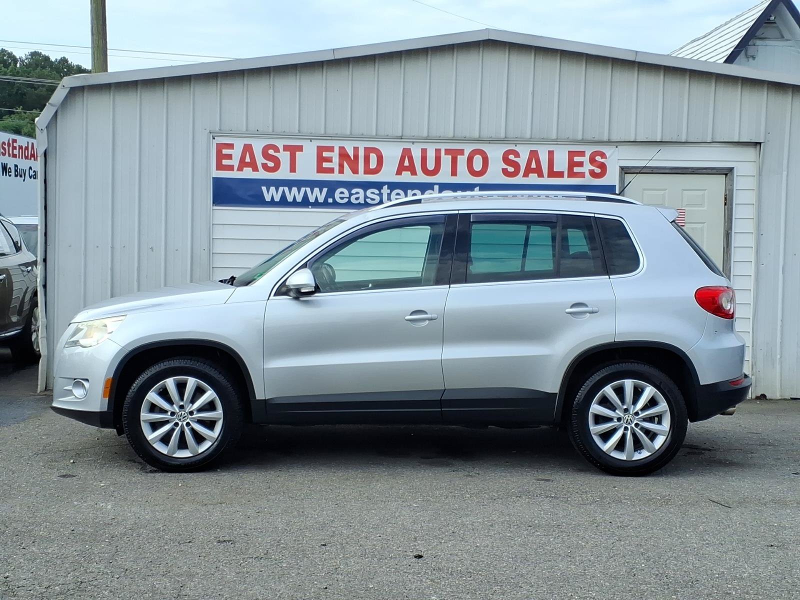 Used 2011 Volkswagen Tiguan SE FWD image 2