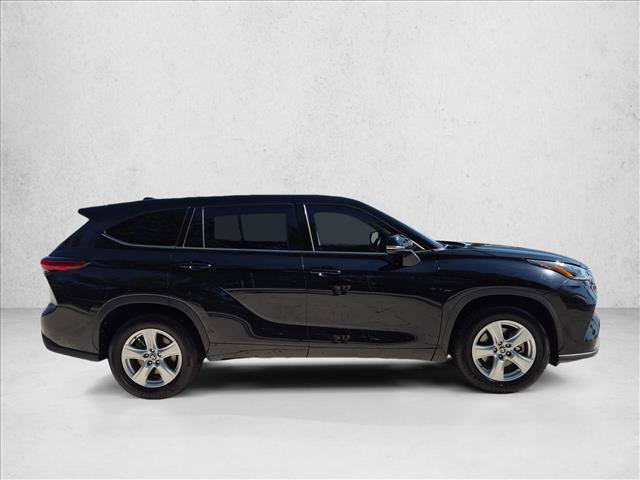Used 2021 Toyota Highlander LE FWD image 4