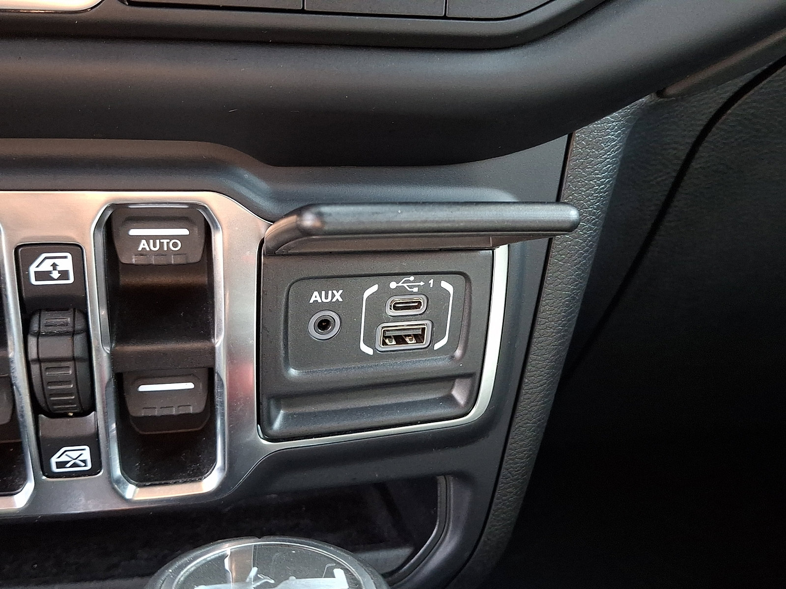 Used 2019 Jeep Wrangler Unlimited Sahara w/ Quick Order Package 24M Moab image 24