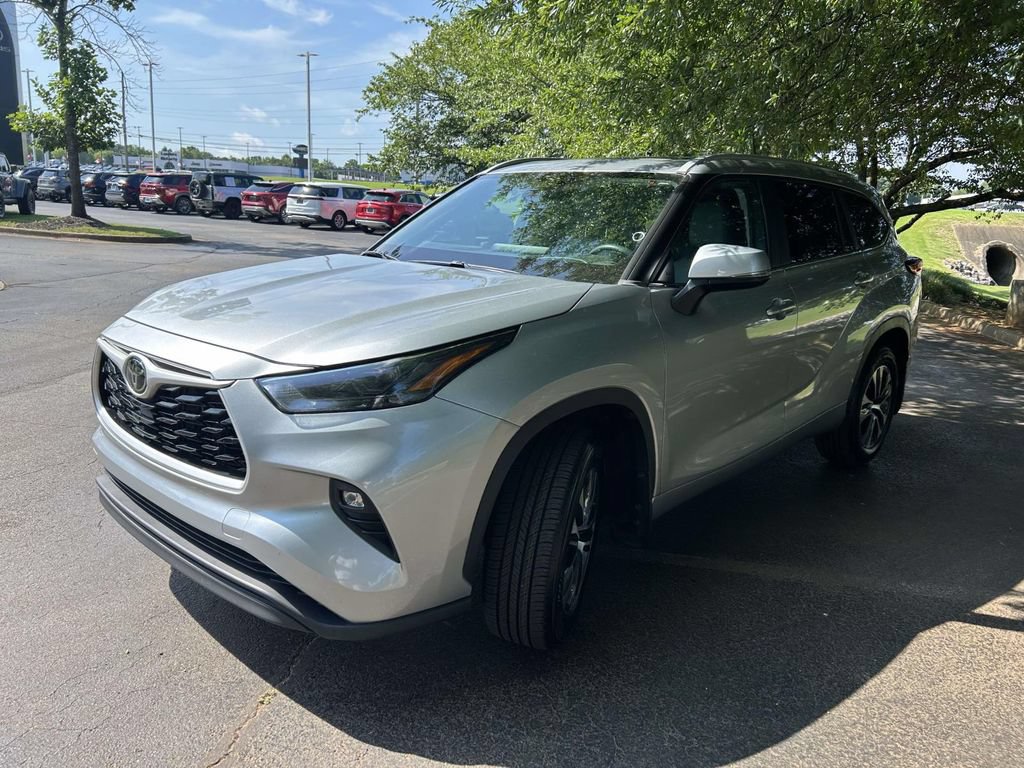 Used 2023 Toyota Highlander XLE FWD image 5