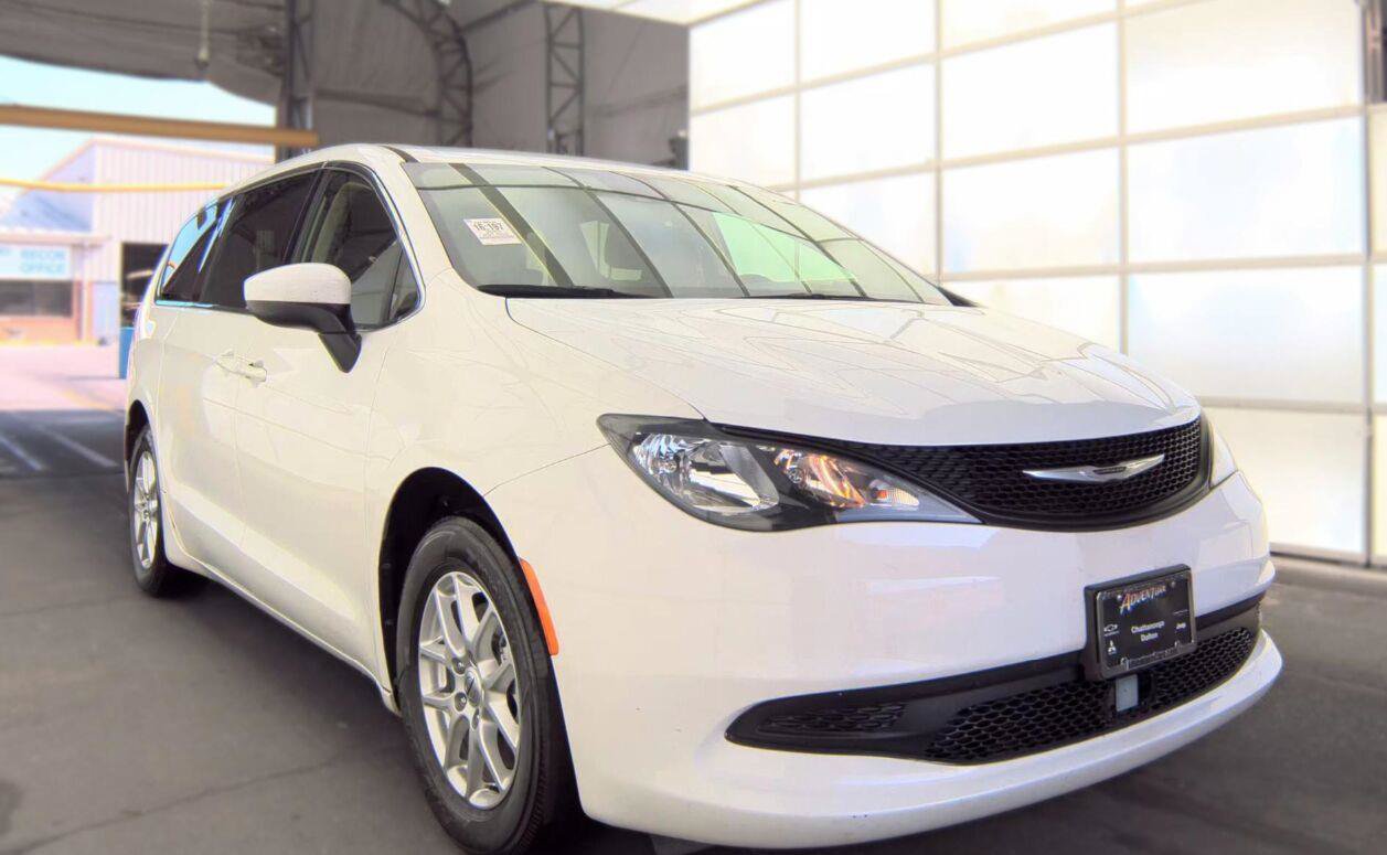 Used 2023 Chrysler Voyager LX FWD image 16