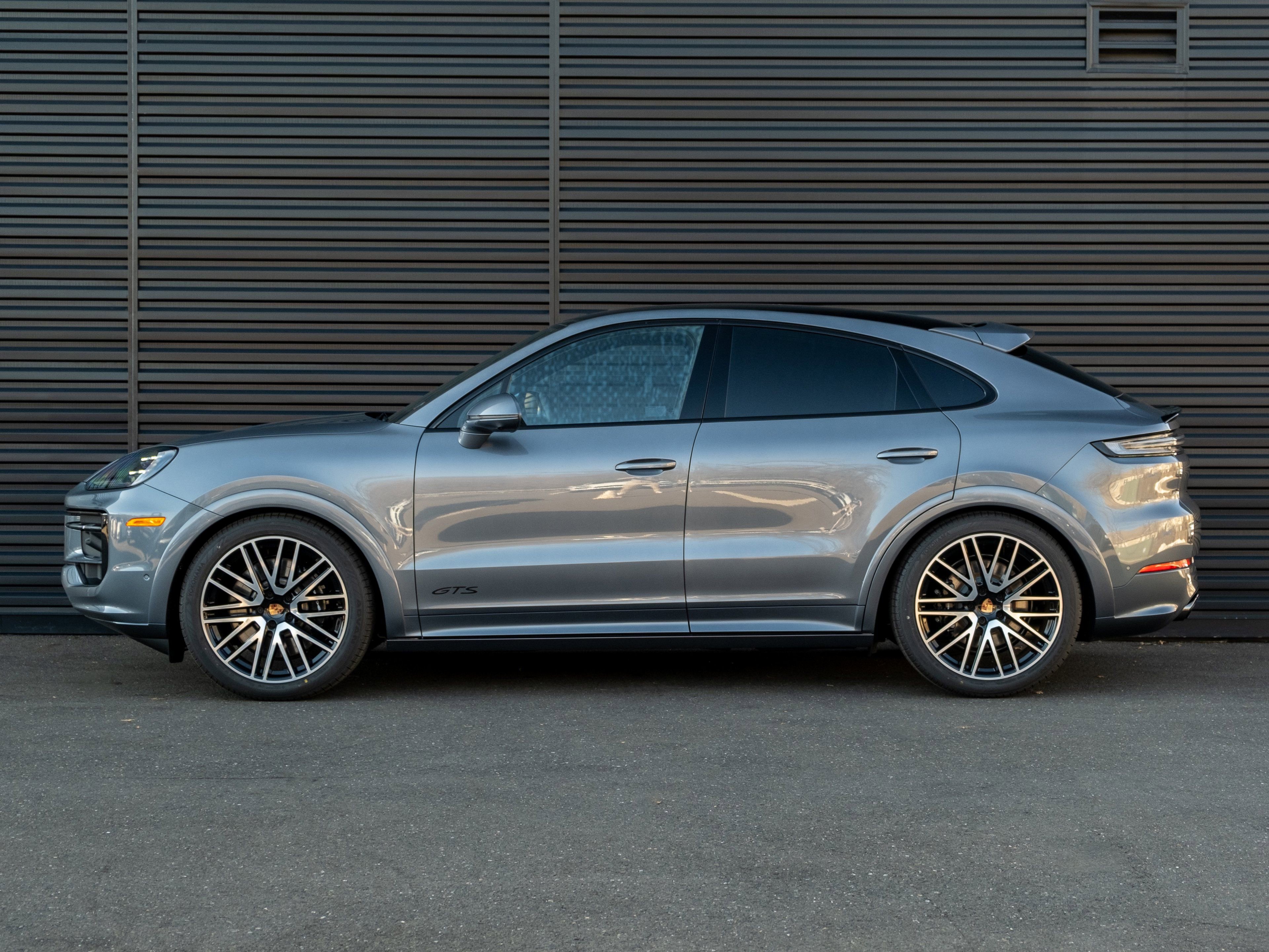 New 2026 Porsche Cayenne GTS image 2