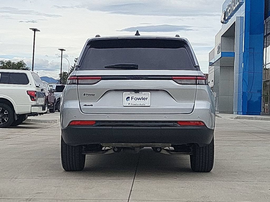 Used 2024 Jeep Grand Cherokee Altitude AWD/4WD image 7