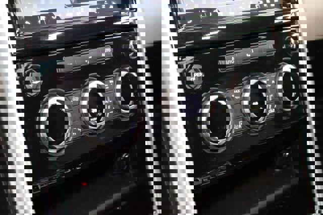 Used 2017 Land Rover Discovery HSE image 19